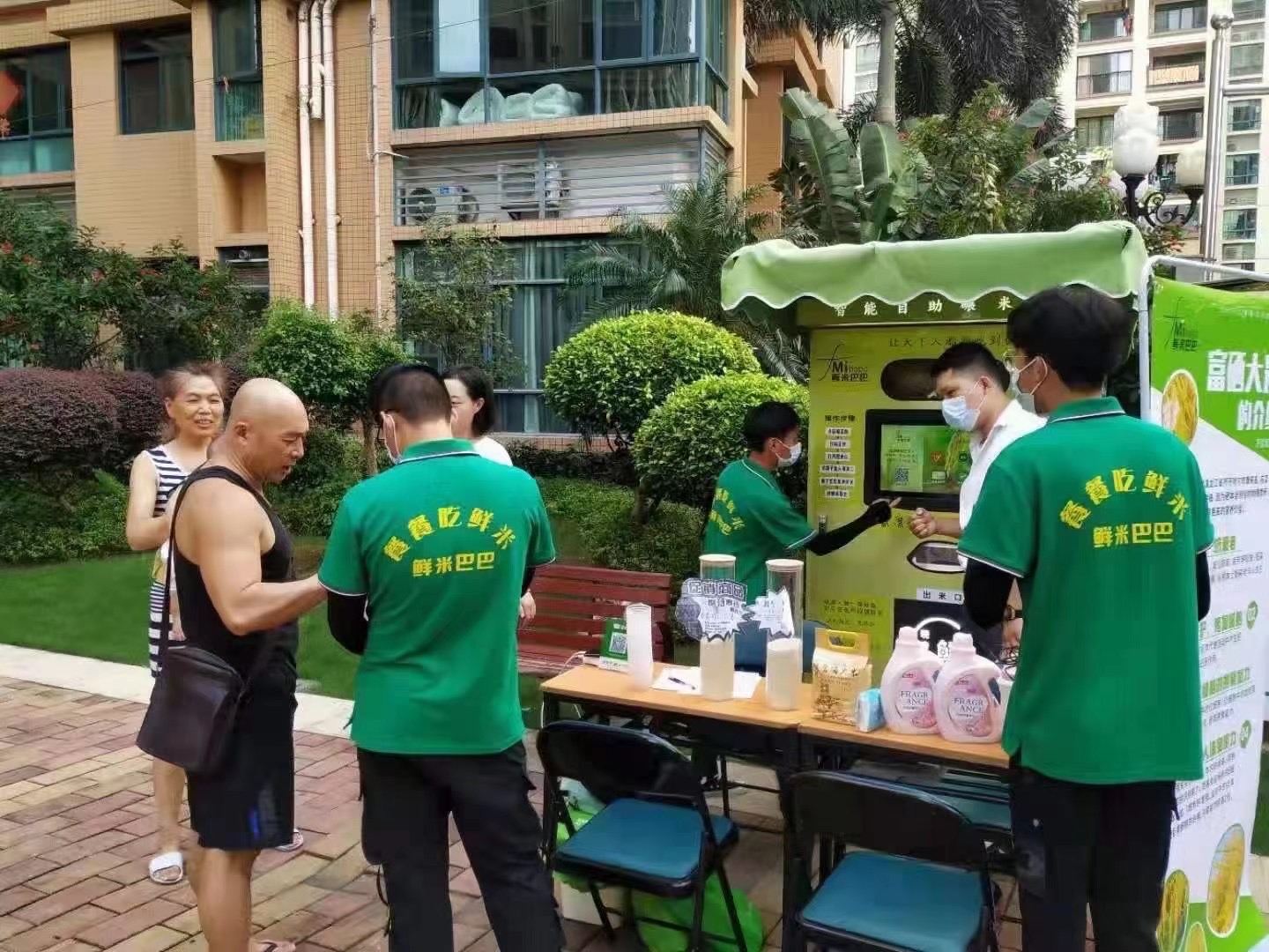 加裝雨棚的東吉智能鮮米機(jī)