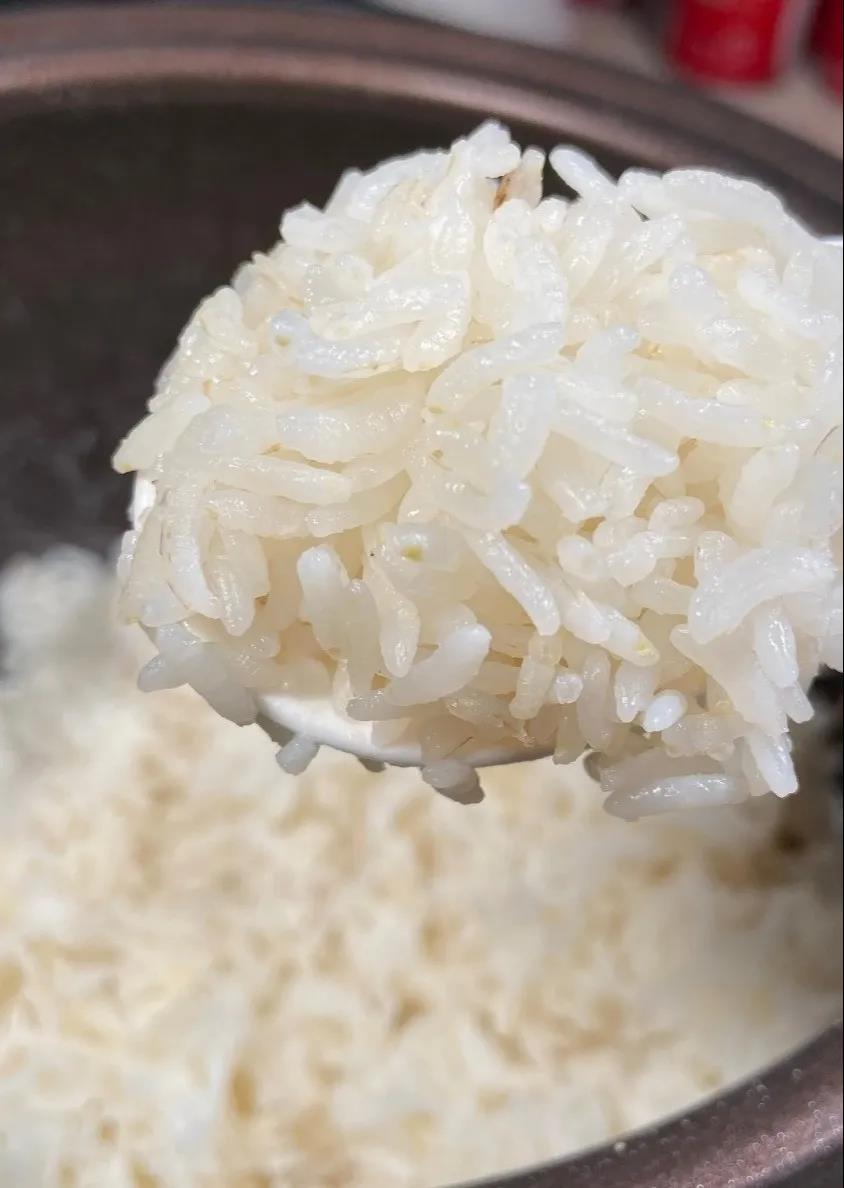 東吉智能碾米機(jī)現(xiàn)碾米做的鮮米飯