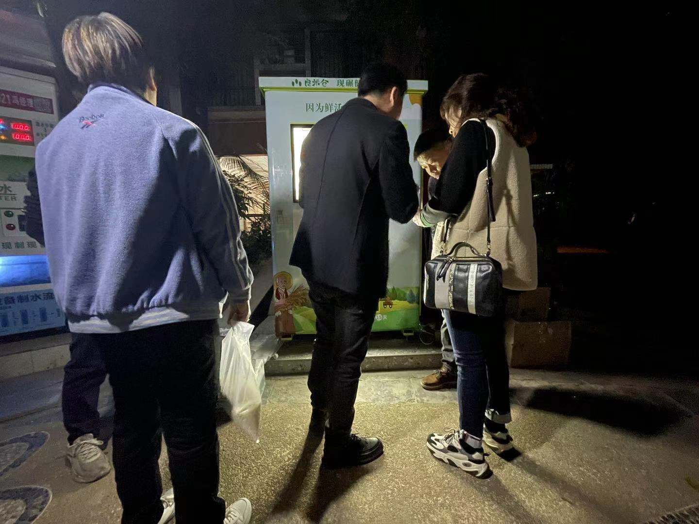 東吉智能鮮米機現(xiàn)碾鮮米惹人愛